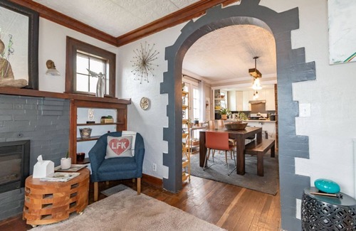 East Lawrence House | Cheerful 3 Bedroom/2 Bathroom Bungalow w/private Hot Tub + Private Deck/Patio