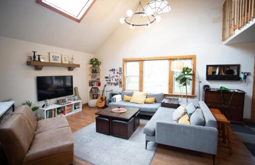 East Jewett House | Cheerful 3-bedroom cabin with mountain view