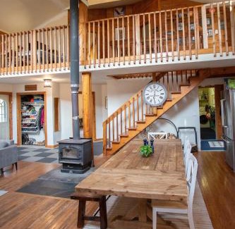 East Jewett House | Cheerful 3-bedroom cabin with mountain view