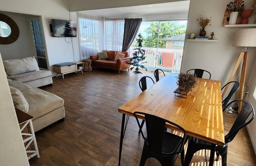 Stanmore Bay House | Cheerful 3 bedroom home in Stanmore Bay!