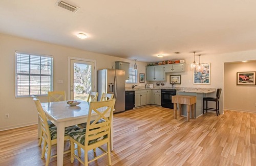 Fairhope Cottage | Cheerful 3-bedroom home with parking on premises