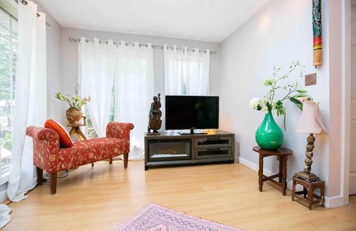 Langford Apartment | Cheerful 3-bedroom home near Glen Lake
