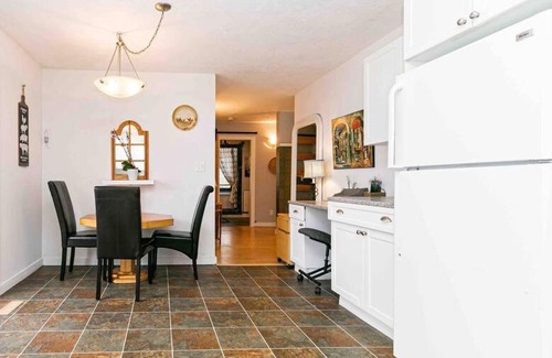Langford Apartment | Cheerful 3-bedroom home near Glen Lake