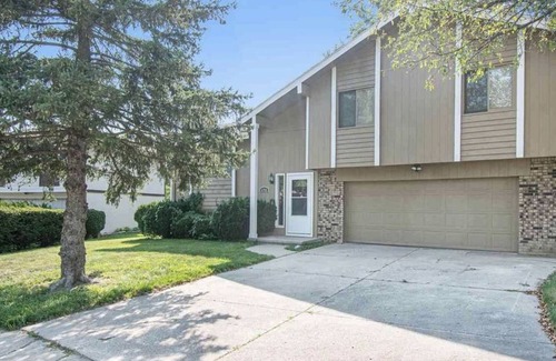 Millard House | Cheerful 3 Bedroom House, 2 Bathrooms, 5 minutes from the interstate