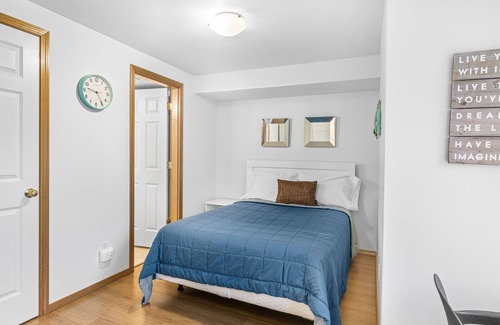 Roosevelt House | Cheerful 3-bedroom townhouse with parking. 5 min walk to light rail.