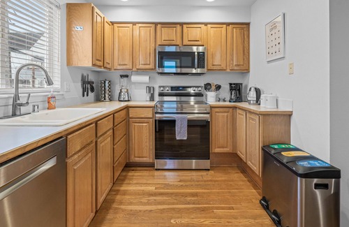 Roosevelt House | Cheerful 3-bedroom townhouse with parking. 5 min walk to light rail.