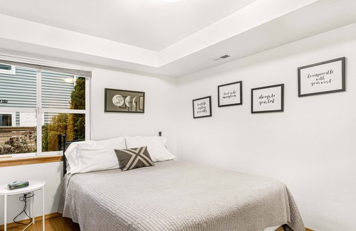 Roosevelt House | Cheerful 3-bedroom townhouse with parking. 5 min walk to light rail.
