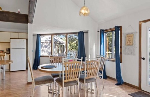 Osage Beach Villa | Cheerful 3-Bedroom Villa Sleeps 8 With Public Pool