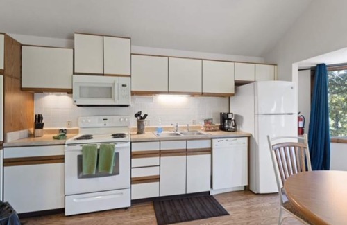 Osage Beach Villa | Cheerful 3-Bedroom Villa Sleeps 8 With Public Pool