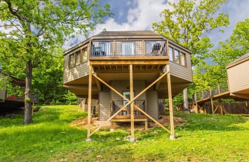 Osage Beach Villa | Cheerful 3-Bedroom Villa Sleeps 8 With Public Pool