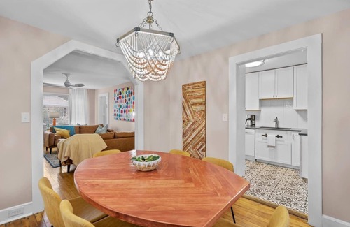 Wilmington Historic District House | Cheerful 4 Bed House w/Sunroom-Sleeps8-Firepit!