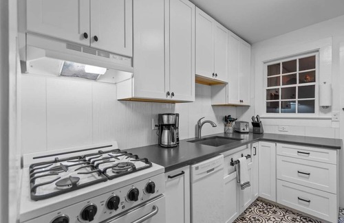 Wilmington Historic District House | Cheerful 4 Bed House w/Sunroom-Sleeps8-Firepit!
