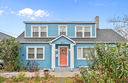 Wilmington Historic District House | Cheerful 4 Bed House w/Sunroom-Sleeps8-Firepit!