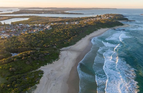Caves Beach House | Cheerful 4-bedroom family retreat in Caves Beach