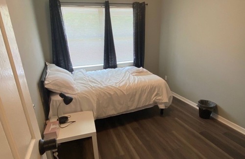 Temple Crest House | Cheerful 4 Bedroom Home Located Near Theme Parks!!