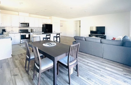 Riverside House | Cheerful 4bed2bath single story home w/park trails