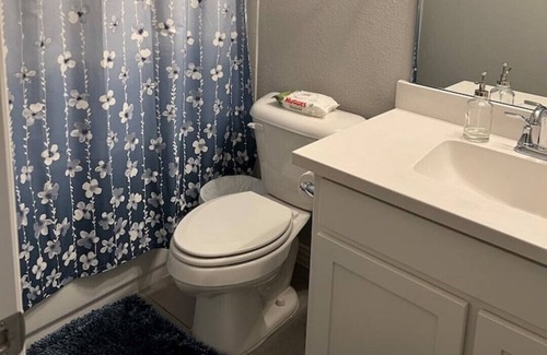 Celina House | Cheerful 5 bedroom home with indoor fire place.