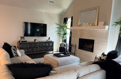 Celina House | Cheerful 5 bedroom home with indoor fire place.