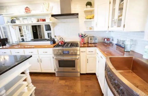 Rogers House | Cheerful 5-bedroom lake house with indoor pool