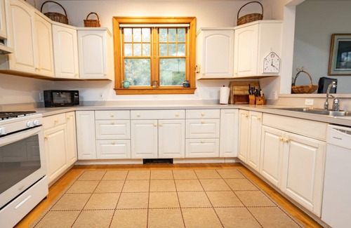Eagles Mere Cottage | Cheerful and spacious lake-front vacation home