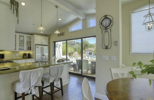 Avila Beach Condo | Cheerful Condo 3 min Walk to Beach - Pet OK