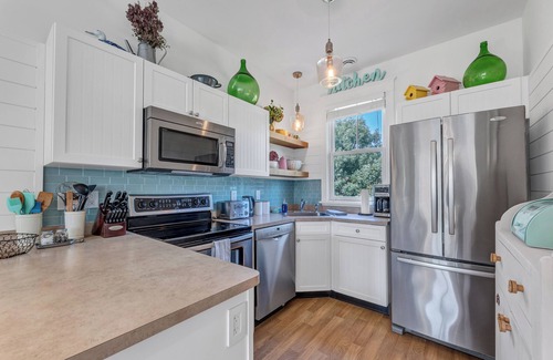 Cherry Valley Cottage | Cheerful Cottage Retreat in "The County" on East Lake resort with pool