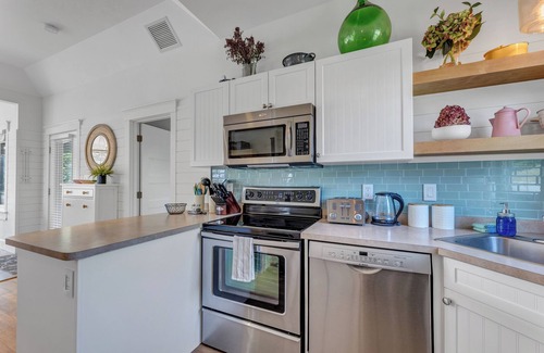 Cherry Valley Cottage | Cheerful Cottage Retreat in "The County" on East Lake resort with pool