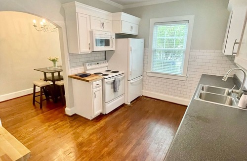 Winston - Salem House | Cheerful cottage w/work space near hospitals