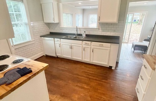 Winston - Salem House | Cheerful cottage w/work space near hospitals