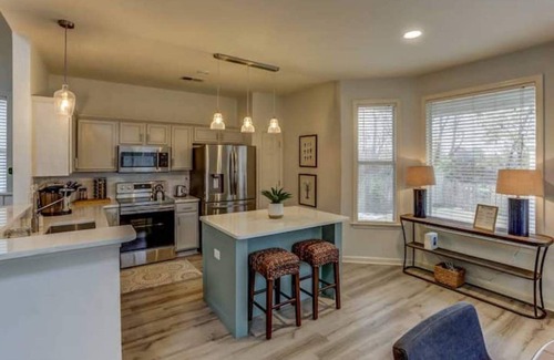 Memphis House | Cheerful Downtown 2 bedroom with private backyard