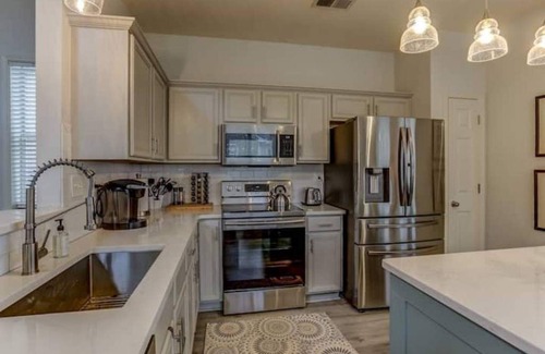 Memphis House | Cheerful Downtown 2 bedroom with private backyard