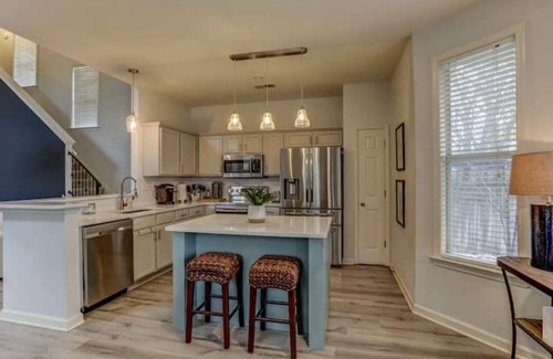 Memphis House | Cheerful Downtown 2 bedroom with private backyard