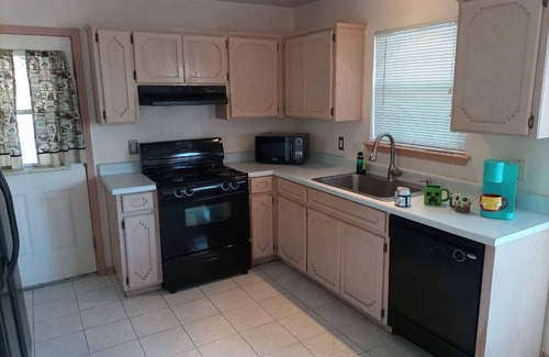 El Paso House | Cheerful Home, Comfy Entertainment Spaces; Family-Pet friendly & Great Location!
