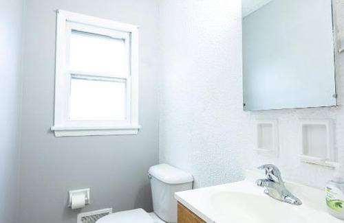 Charlotte House | Cheerful home with free parking and WiFi