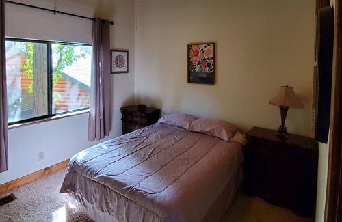Bass Lake Cabin | Cheerful Lakefront 4 Bedroom Cabin