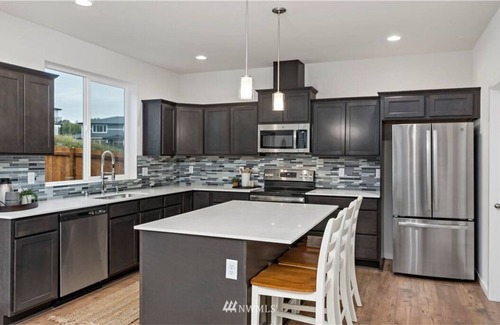 Ferndale House | Cheerful & New * 5 Bdrm Home * Office & Bonus Room