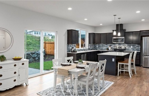 Ferndale House | Cheerful & New * 5 Bdrm Home * Office & Bonus Room