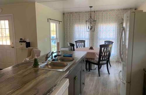 Shelbyville Cottage | Cheerful One bedroom cottage in the country