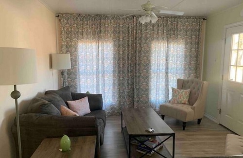 Shelbyville Cottage | Cheerful One bedroom cottage in the country