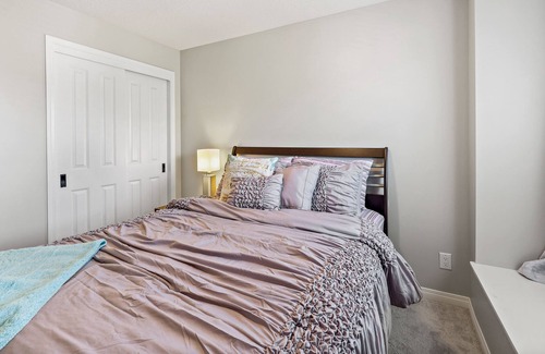 Airdrie House | Cheerful & Relaxing 3-Bedroom Townhouse 15 Minutes to Calgary Airport