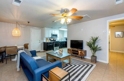 Roosevelt House | Cheerful & Remodeled - 2 miles from Fresno Airport