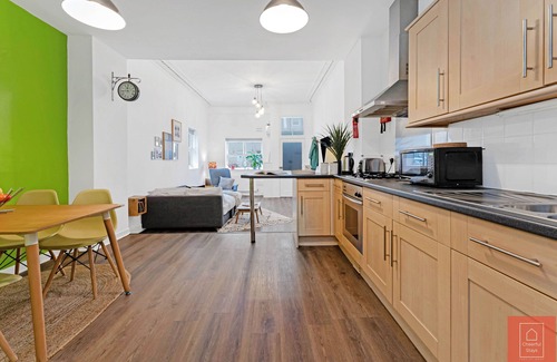 Leith Apartment | Cheerful Stays: Spacious main door flat in Leith