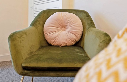 Leith Apartment | Cheerful Stays: Spacious main door flat in Leith