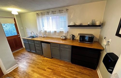 Whittier Apartment | Cheerful studio - 2 blocks to Pearl Street