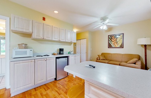 Naples House | Cheerful studio with pool, game room, sauna, tennis, basketball, restaurant, gym