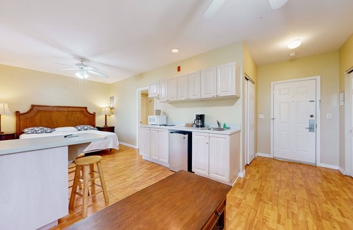 Naples House | Cheerful studio with pool, game room, sauna, tennis, basketball, restaurant, gym