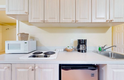 Naples House | Cheerful studio with pool, game room, sauna, tennis, basketball, restaurant, gym
