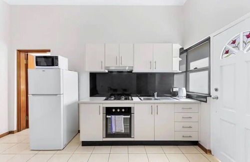 Summer Hill House | Cheerful three Bedroom house close to City