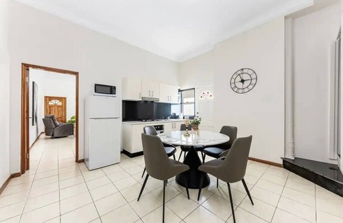Summer Hill House | Cheerful three Bedroom house close to City