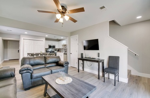 Kimberling City House | Cheerful Townhouse - Walk to Table Rock Lake!